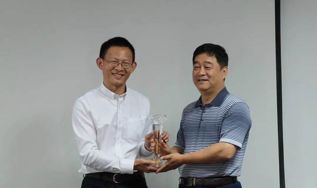 ϲ���������ӿƼ���ѧ΢����ѧԺ��Ѿ�ҵ����ͬ�齱